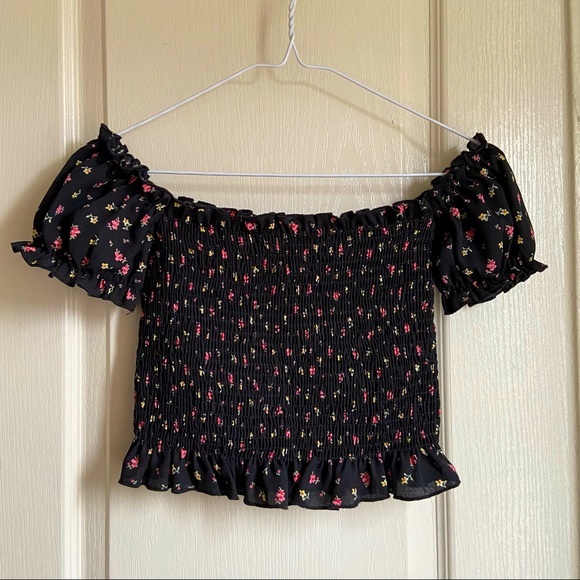 ✨3/$15✨ cropped floral off-shoulder - Picture 1 of 3
